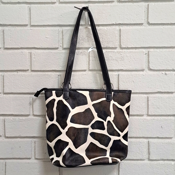 Mondo Giraffe Print Shoulder Bag. - Picture 5 of 13